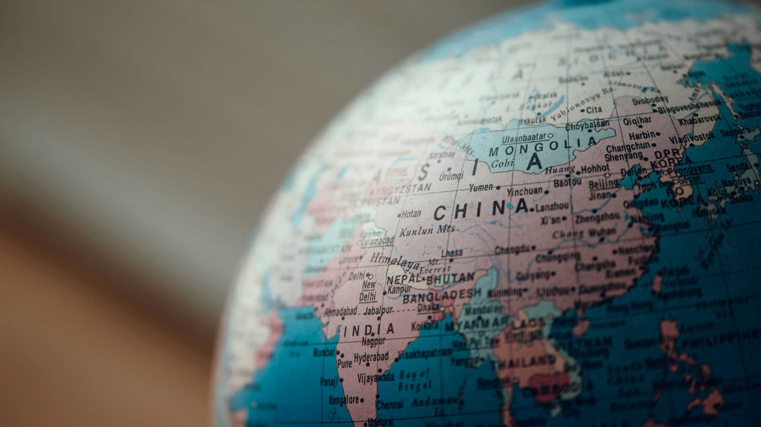 Vain yksi maa jakaa rajat 14 muun maan kanssa