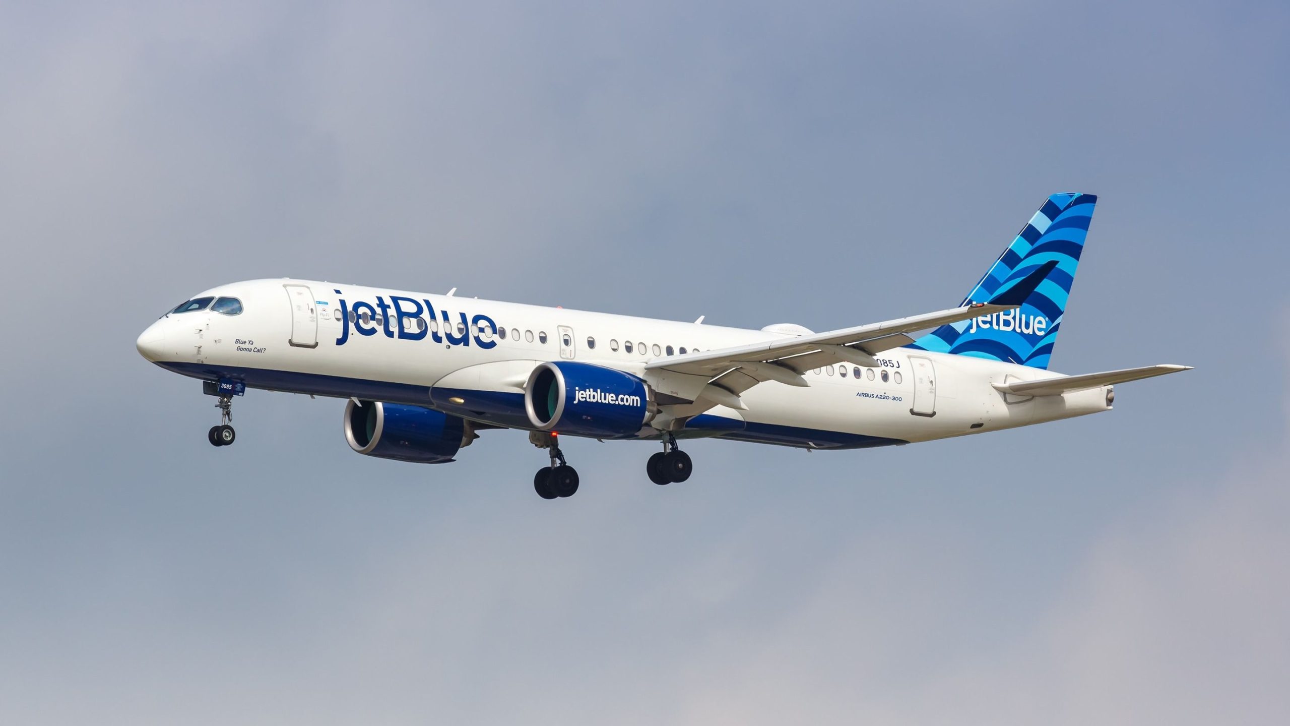 JetBlue Airbus A220 ohjaa New York JFK: lle palamisen hajun seurauksena hytissä