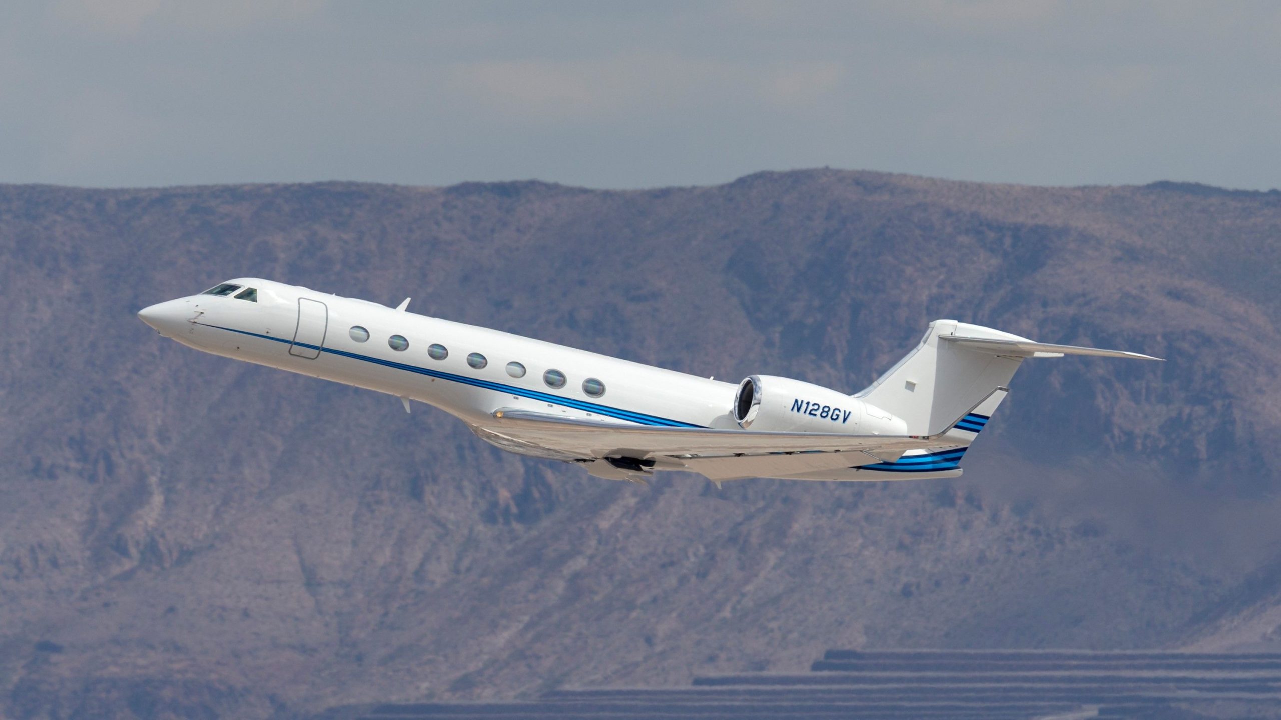 Ei prioriteettia: yksityisten suihkukoneiden lentämisen haasteet suurilla kaupallisilla lentokentillä