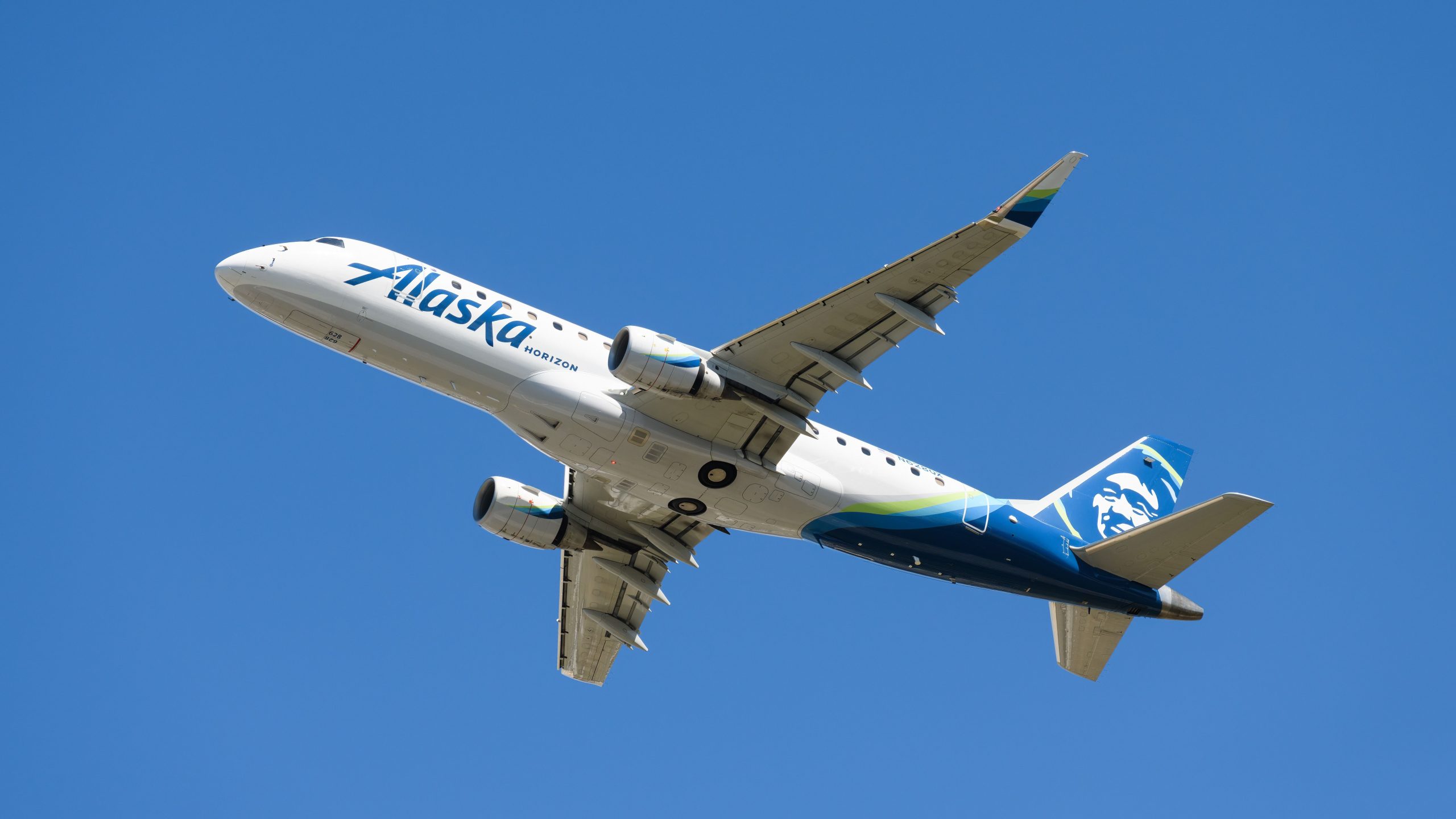 Alaska Airlines Embraer E175 ohjaa Portlandiin heiluttavan nenävaihteen vuoksi