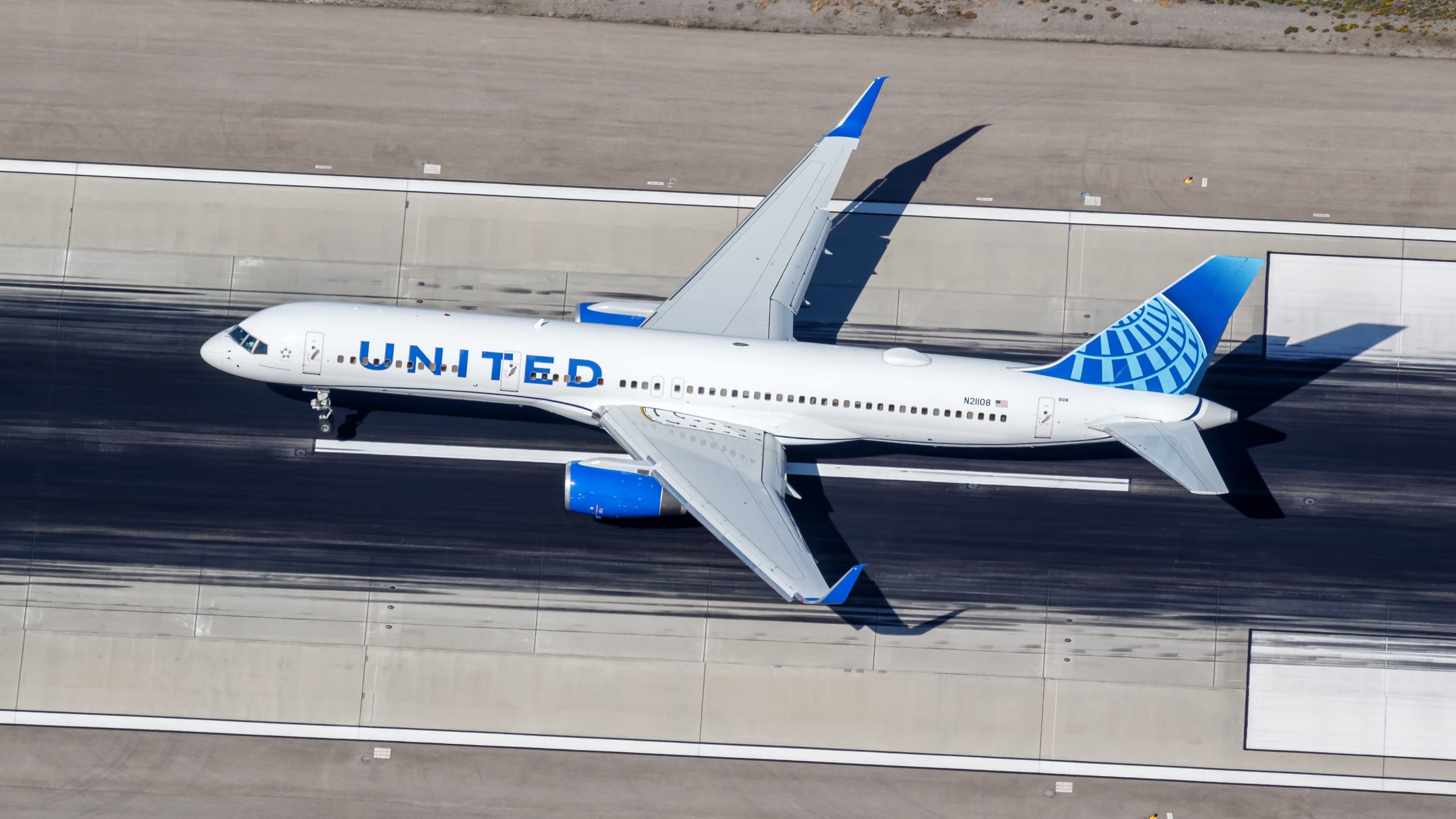 United Airlinesin lentoemäntät Picket vastauksena ylimpien johtajien suurille palkankorotuksille