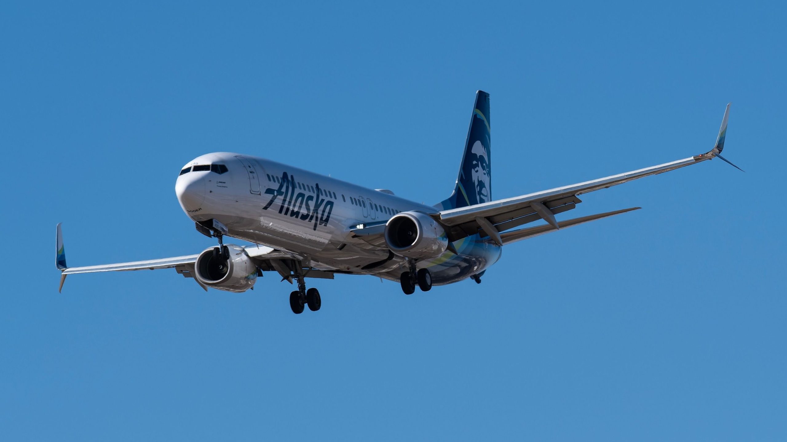 Alaska Airlines Boeing 737 ohjaa Missoulaan murtuneen tuulilasin jälkeen