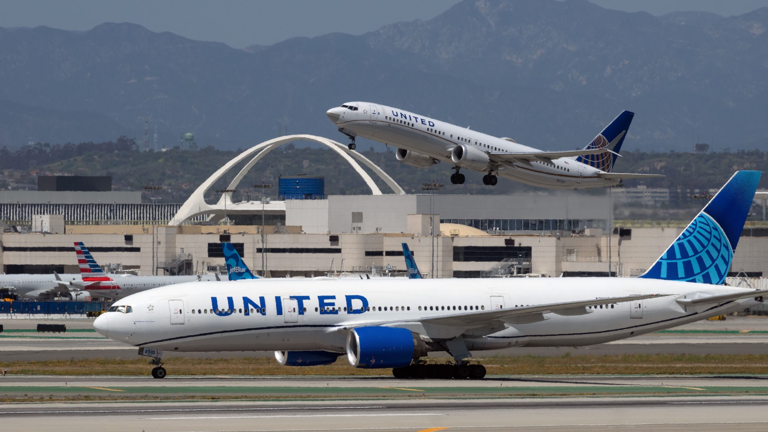 United Airlines Boeing 777 matkustajat paniikkia happimaskin ilmoituksen jälkeen
