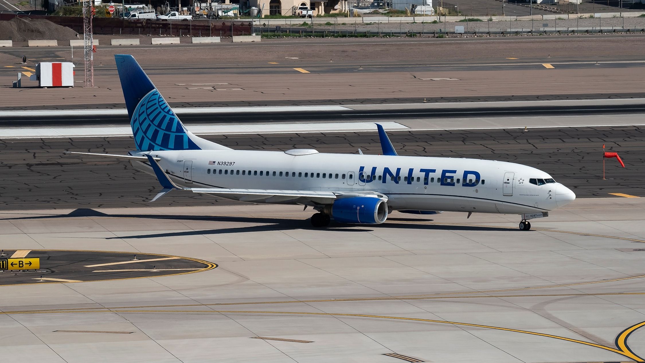 United Airlines Boeing 737-800 palaa Chicago O'Hareen ohjaamon tuulilasin huolenaiheiden takia