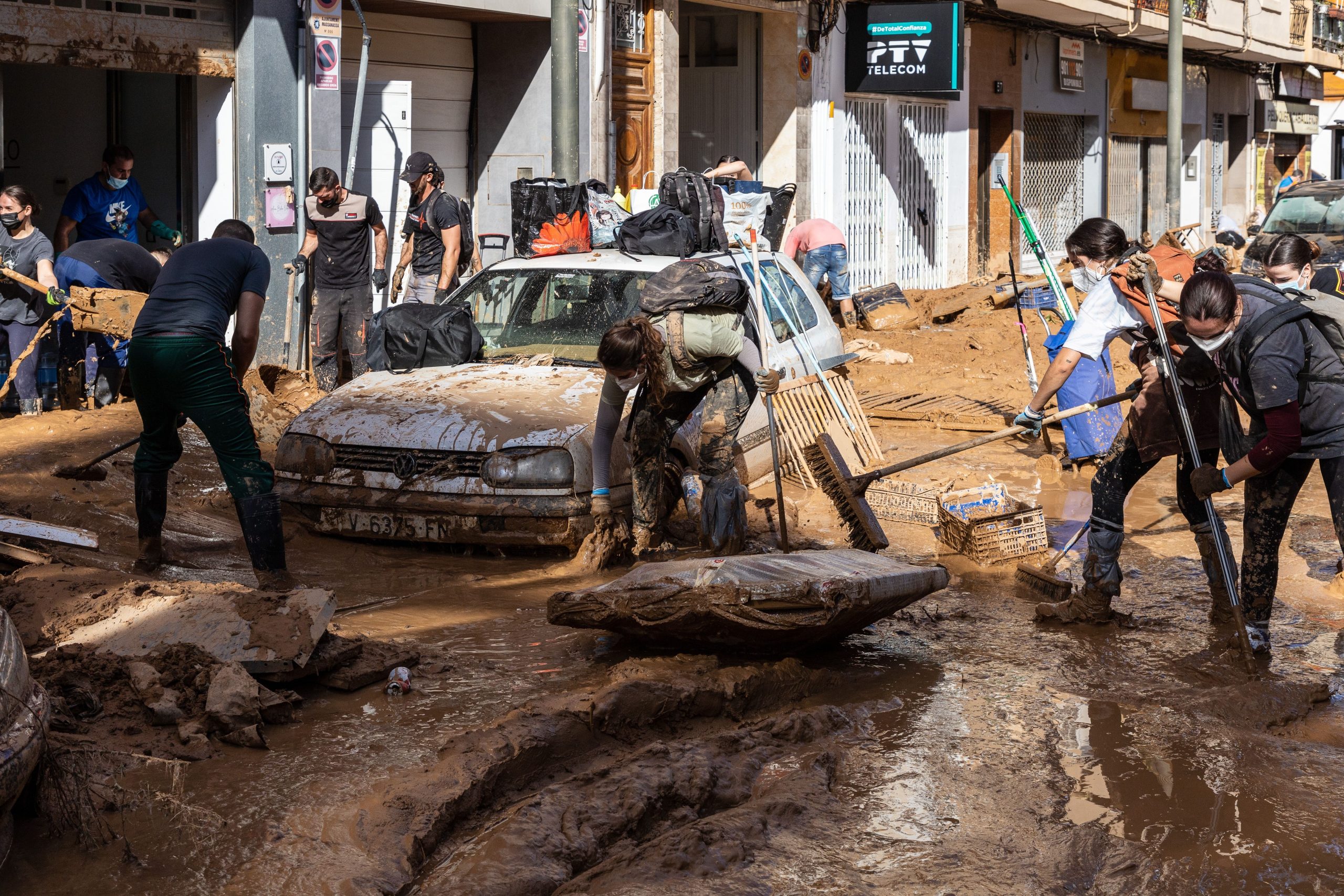 Espanjan virkamiehet varoittavat vakavan terveysriskin matkustajia erittäin saastuneen mudan vuoksi