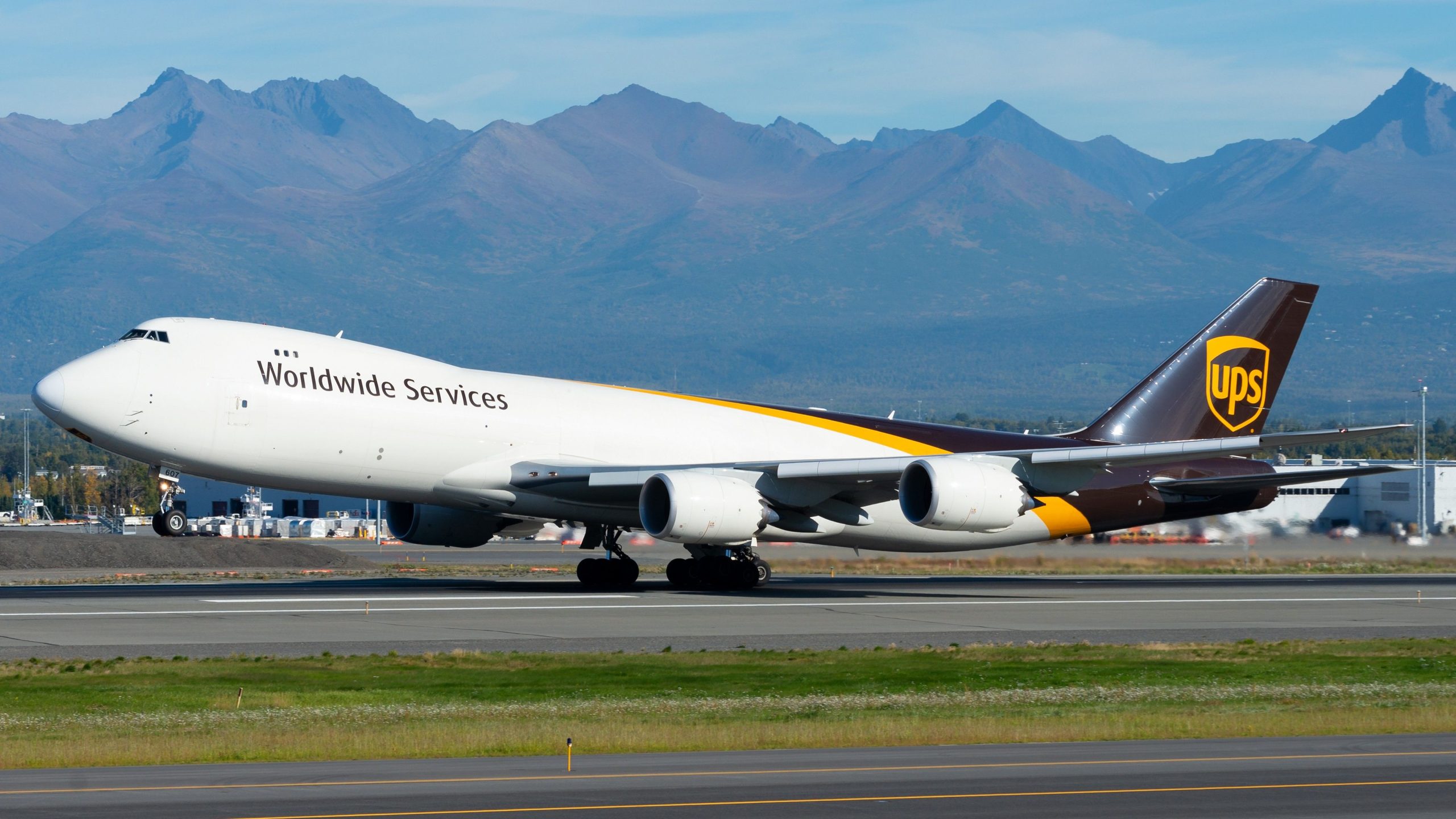 Boeing 747-8f kärsii moottorin pod-lakosta laskeutuessaan Taipeissa