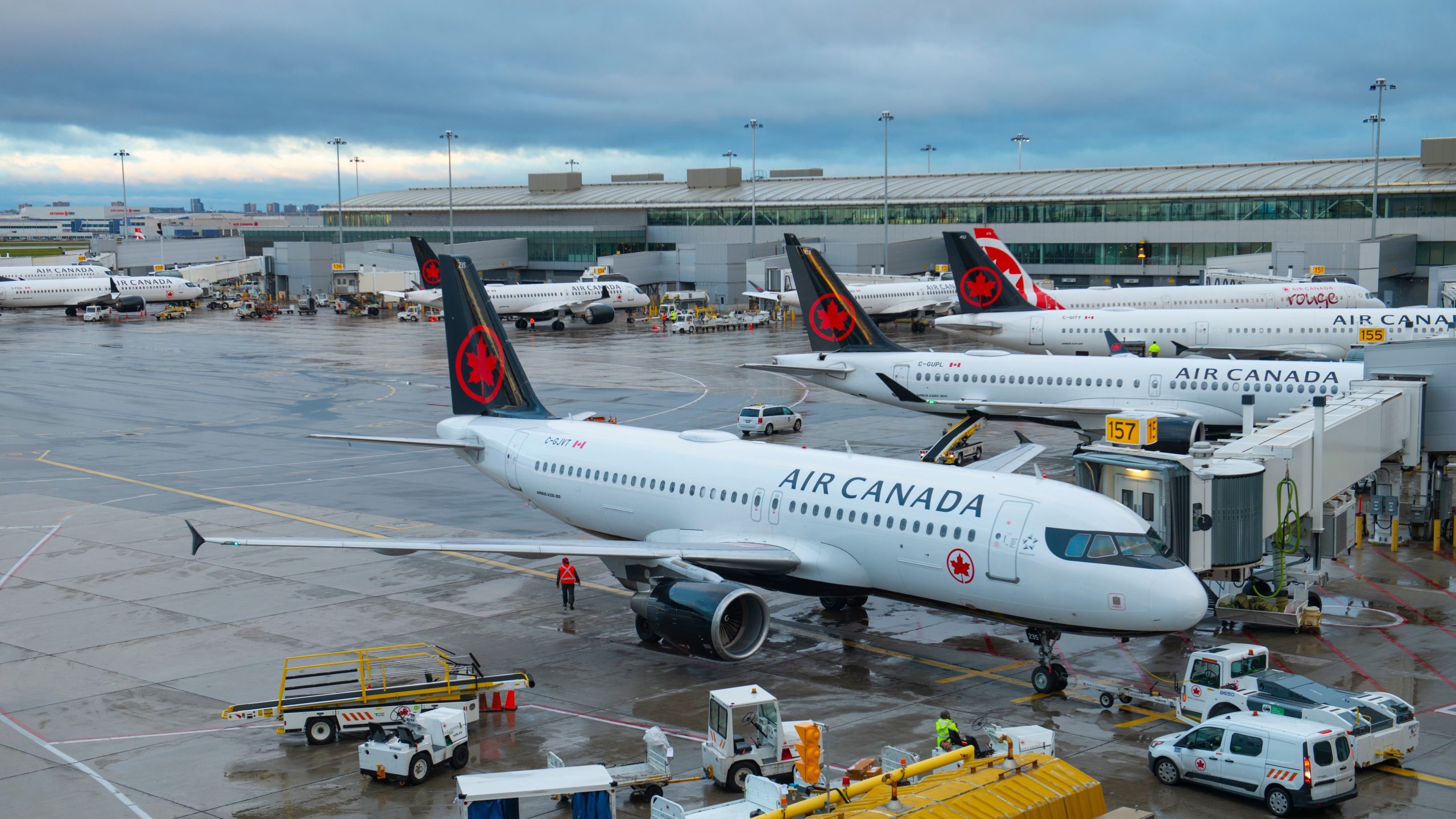 Air Kanadan silmiinpistävät työntekijät saavuttavat sopimuksen: lennot jatkavat häiriöiden keskellä