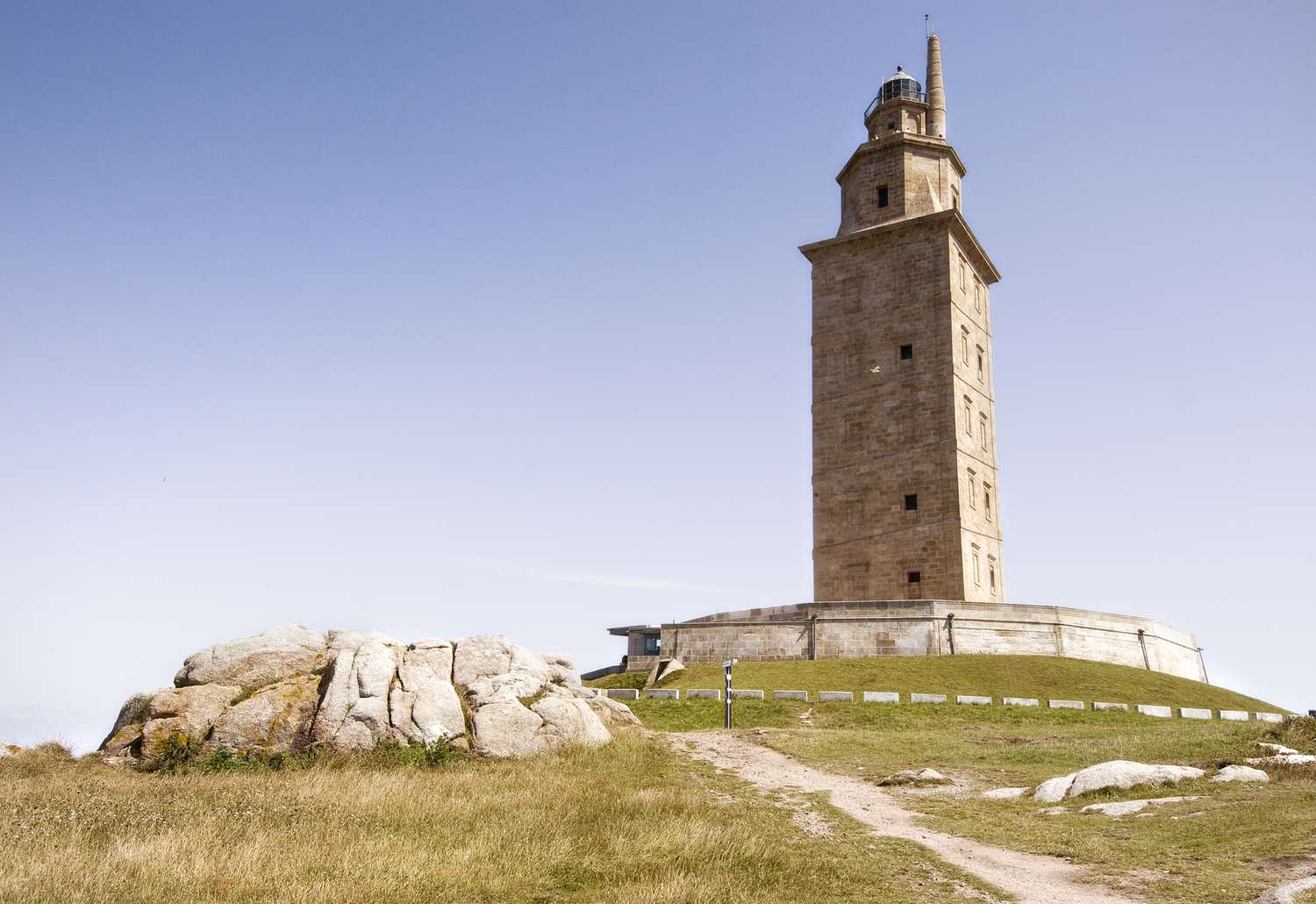 Kuinka matkustaa Madridista Coruñaan junalla, bussilla, lentokoneella ja autolla