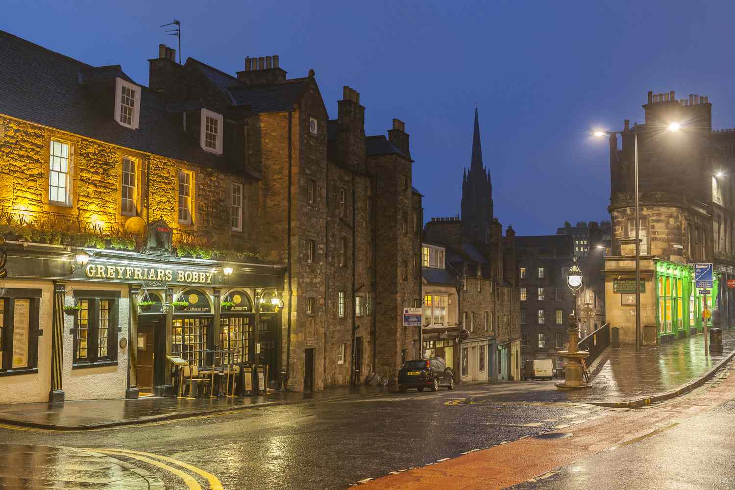 Yöelämä Edinburghissa: parhaat baarit, klubit ja paljon muuta
