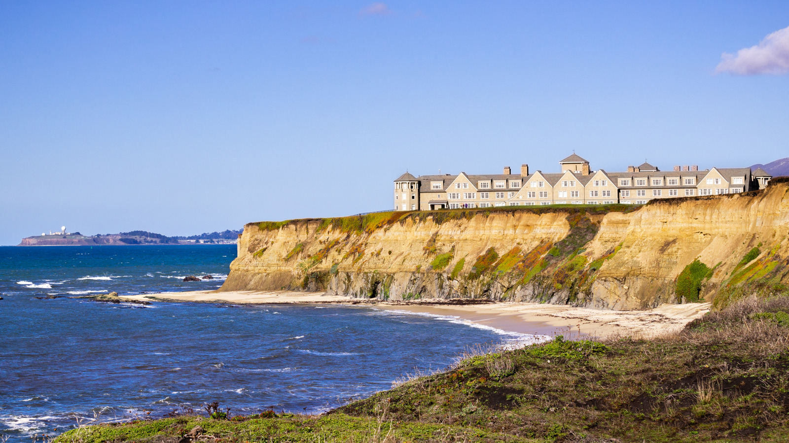 Asiantuntijoiden ja matkustajien mukaan 5 Kalifornian huippuluokan surffauskaupunkia kauniilla rannoilla