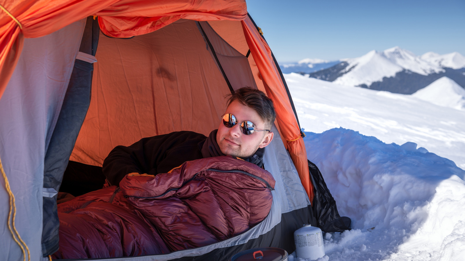 Lisää tämä talviretkeilyrutiinisi pysyäksesi lämpimänä makuupussissasi