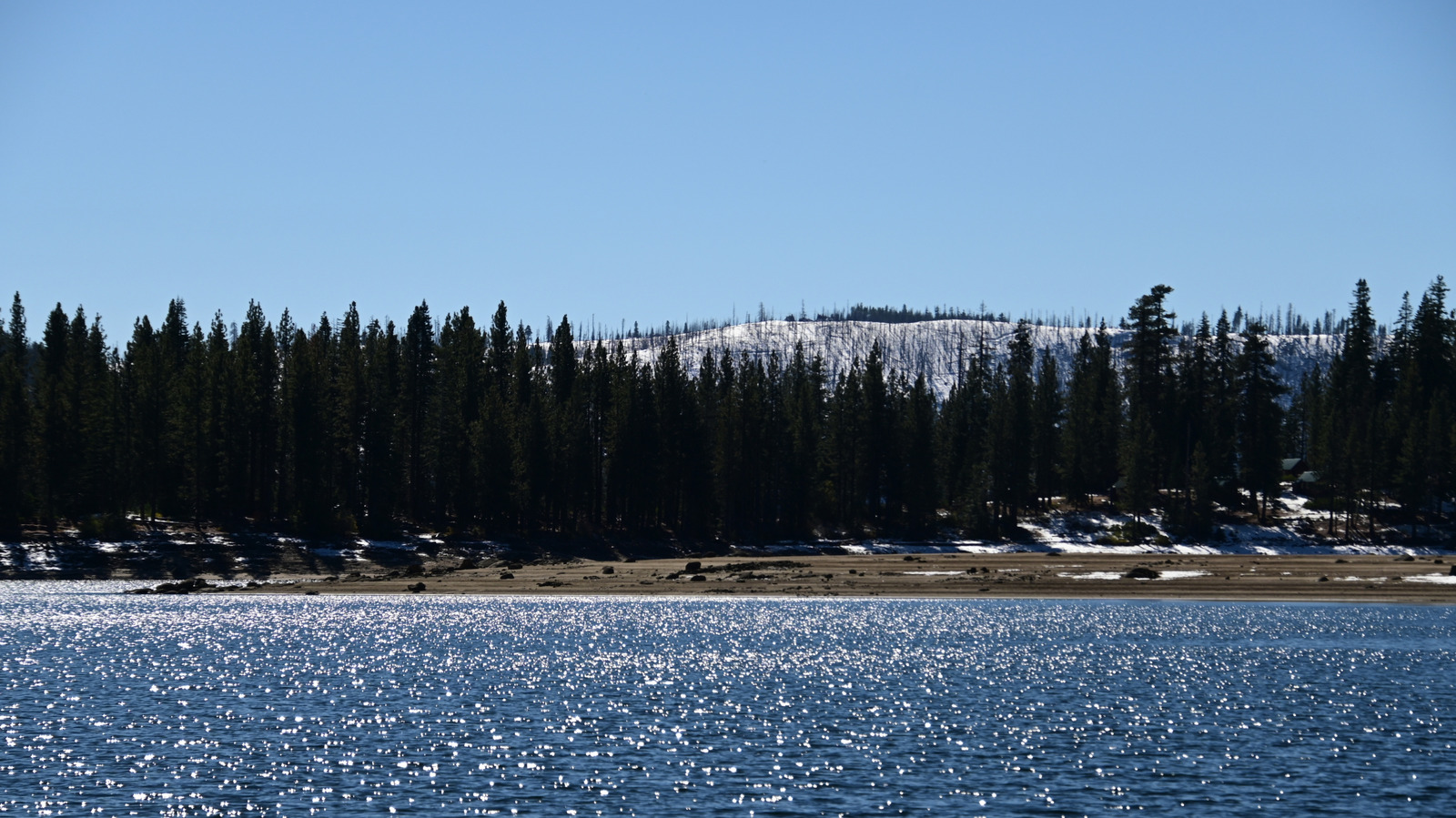 Kalifornian kuvankaunis järvi Sierra Nevadan vuoristossa tarjoaa seesteisen luontopakon