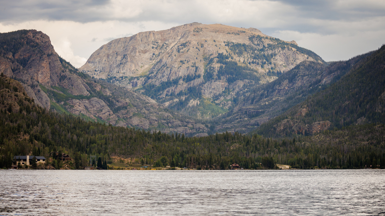 Coloradon syvin luonnonjärvi on Rocky Mountain 